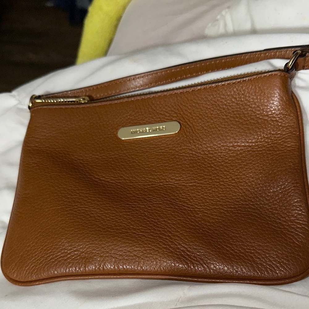 Michael Kors Tan pebbled Leather Clutch with Gold Hardware adjustable strap cute - Picture 8 of 8
